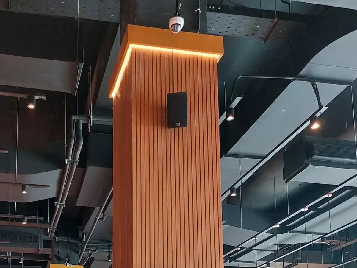 Speaker menempel di pilar tanpa satu pun kabel terlihat