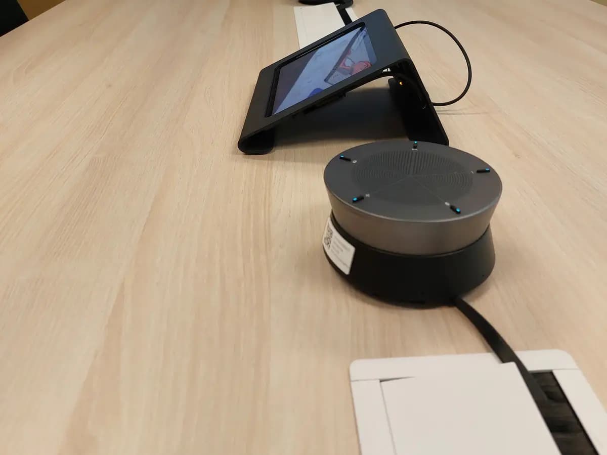 Panel sentuh dan speakerphone — kabelnya langsung masuk ke table box
