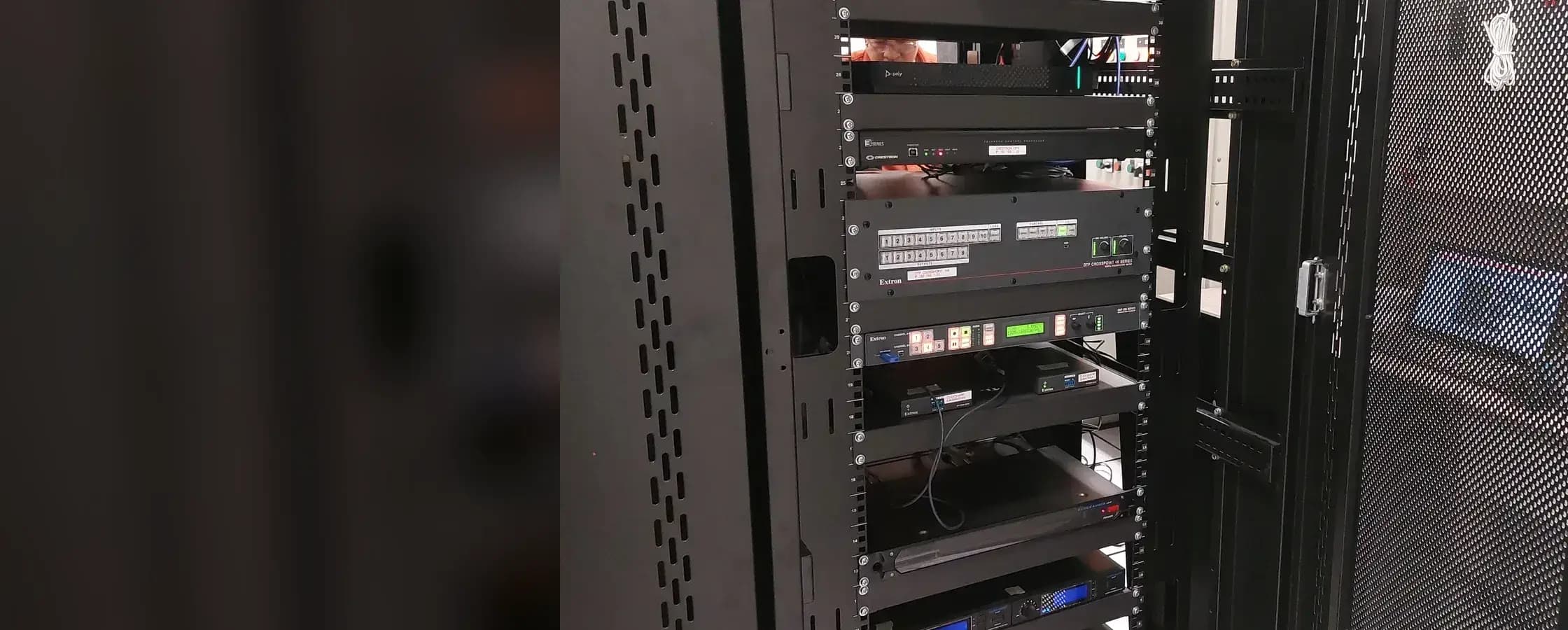 Rak perangkat AV berisi matrix switcher dan prosesor kontrol dengan kabel yang tertata rapi — hasil instalasi GVM
