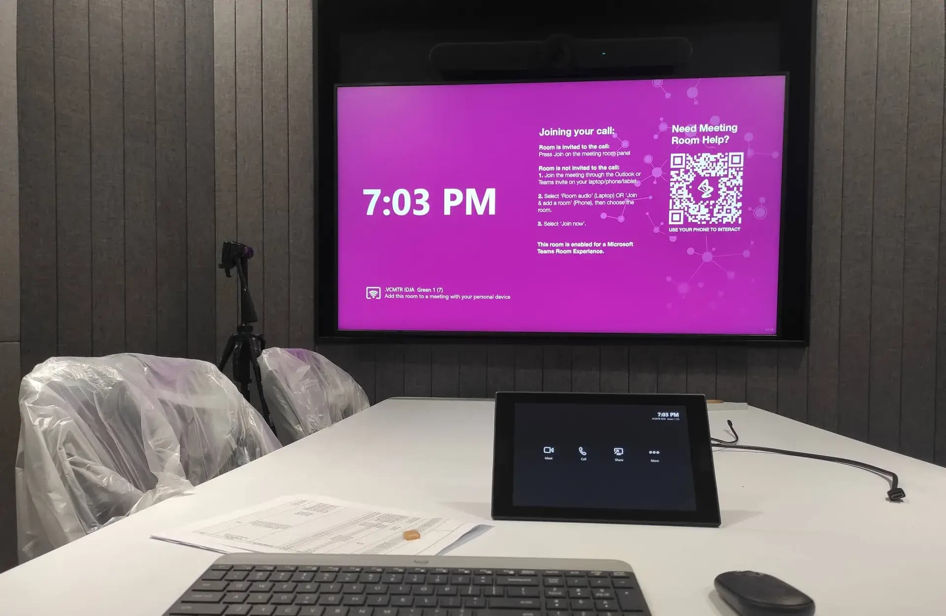 Ruang rapat Microsoft Teams Rooms dengan display, soundbar kamera, dan panel sentuh di meja — proyek integrasi sistem GVM